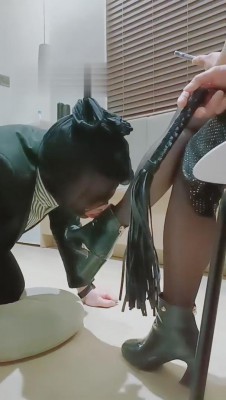 【雪妃】狗儿子舔妈妈的脚 bf10243