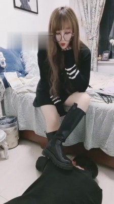 【宝儿】奶狗跪求舔皮靴原味丝足 bf10299