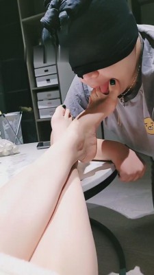 【蜜桃儿】舔原味臭脚丫 bf10317