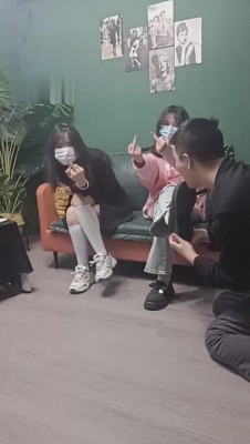 【重庆男神】两精神小妹暴打男神 bf10419