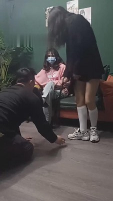 【重庆男神】两精神小妹暴打男神 bf10419