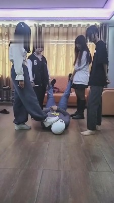 【德意户外男神】四个女神素人群殴调教【完整版】 bf10516