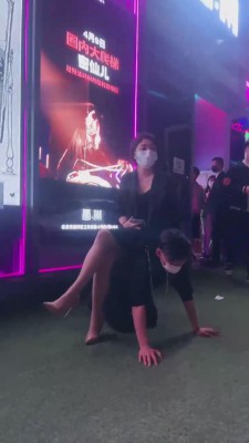 【鹿梦兮】超强户外遛狗调教 bf10811