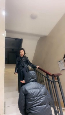 【歌迪丝】楼道训狗舔脚 bf10943