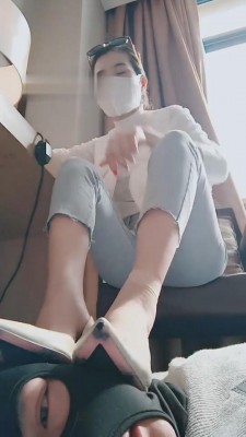 【多多】无意识臭脚碾压脚下狗 bf9922