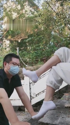 【芷晴】爬山后户外原味白袜羞辱狗 bf8077