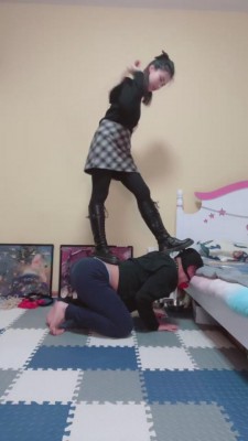 【艾琳】长靴高跟羞辱学弟/踩踏 bf8235