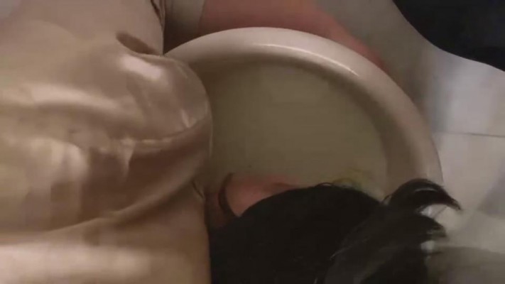 【琳嘉】母狗喝洗脚水