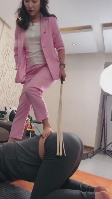 【鑫儿教头】复仇篇-骗前上司高跟踩虐踩头 bf8599