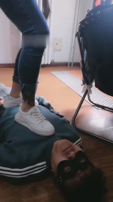 【蕾拉S】又酸又臭的白袜子全身踩踏 bf8445