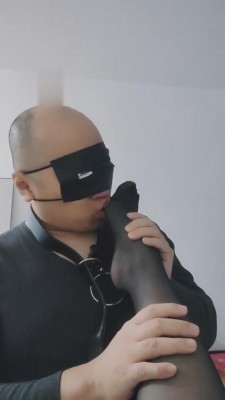 【二宝】遛狗闻臭烘烘的黑丝足 bf4473