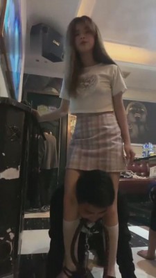 【甜甜】精彩-KTV双S带3素人玩狗 bf4696