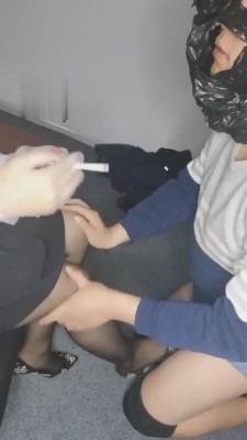 【盈盈S主】两姐妹虐待猥琐邻居 bf4988