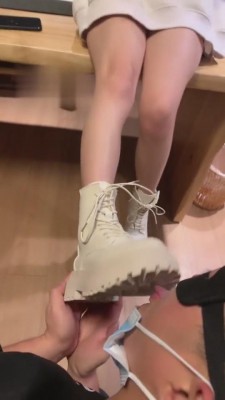 【甜甜】萝莉主短靴原味船袜羞辱老狗 bf5034