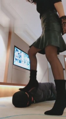 【芒果】骑脖子/闻舔高跟丝袜脚 bf5344