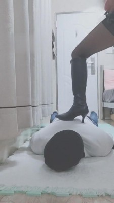 【夏琳】严厉虐待贱狗-脸都踩变形了 bf5187