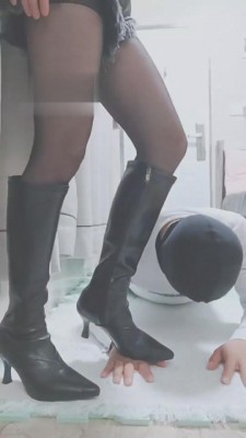 【夏琳】严厉虐待贱狗-脸都踩变形了 bf5187