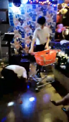 【傲雪】KTV厕奴极度羞辱呕吐遛狗出包间 bf1303