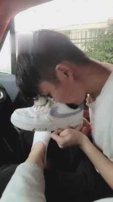 【悦主大人】车内强迫奶狗舔脏小白鞋船袜 bf1619