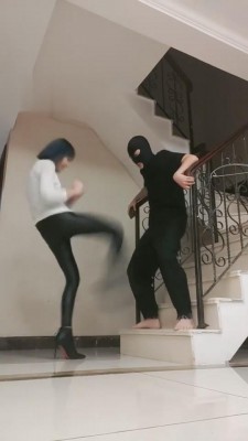 【曼禾】高跟强制暴力踢裆 bf1651