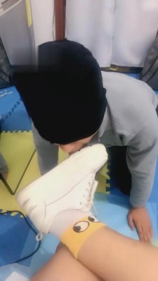 【大连雪主】白鞋白棉袜踩踏喂食 bf1877