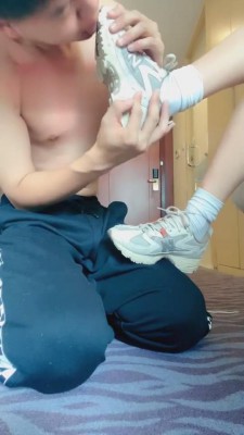 【怡怡子】暴力踢裆踩踏耳光全体重踩 bf2342