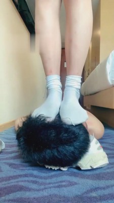 【怡怡子】暴力踢裆踩踏耳光全体重踩 bf2342