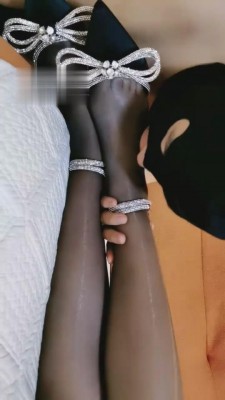 【叶子天津】无意识舔丝袜脚 bf2425