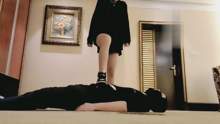 【维妮】踢裆-踩踏-极限深喉挑战 bf2731