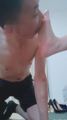 【魅影女神】舔脚高跟虐乳耳光转胯羞辱 bf3337