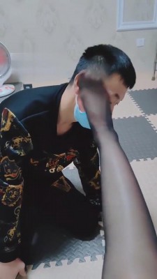 【魅影女神】贱货跪下脚下求羞辱 bf3336