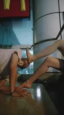 【梵高】麦当劳门前当模特的狗 G-210715-19