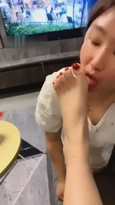 【歌迪丝】母狗伺候我看电视 G-210728-24