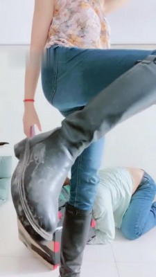 【美离子】舔靴底-踹盲盒 G-210813-9