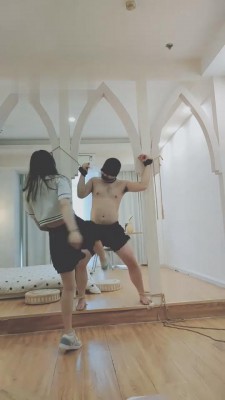 【丫丫啊】吊绑封嘴强制运动鞋踢裆 G-210831-7