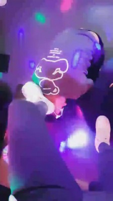 【雪儿】小白鞋原味白棉袜KTV羞辱双狗 bf643