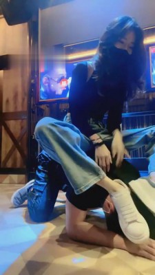 【希希子】双奴KTV调-尝试开发素人舔脚/喝圣水 bf649