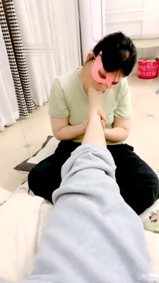 【妆主】调教女奴舔脚 bf16419