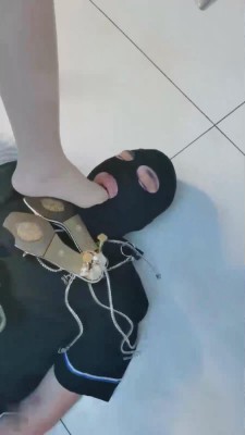 【梦涵】圈养奴桌下伺候姐妹花 bf13949