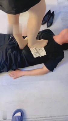 【冷凝大大】女老板高跟踢打虐下属 bf13861