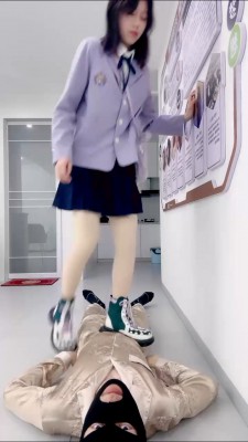 套路直播视频【狗哥】学生女神超诱惑踩踏/肉丝气味羞辱 bf24180