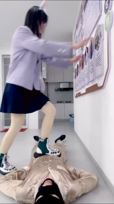 套路直播视频【狗哥】学生女神超诱惑踩踏/肉丝气味羞辱 bf24180