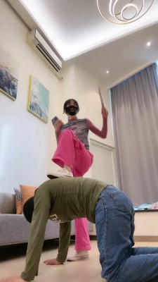 套路直播视频【暴力美学】帆布鞋踩酸奶喂食/转胯/束缚衣鞭打 bf24385