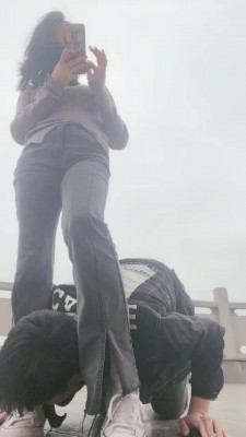 套路直播视频【强抚】爬山户外遛狗/舔白袜脚 bf24391