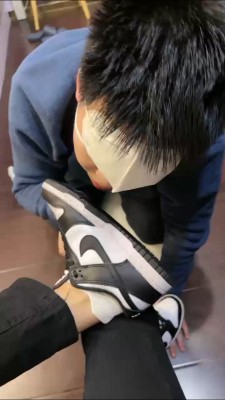 套路直播视频【叫叫sama】学生S运动鞋+白袜+丝袜气味羞辱 bf24401