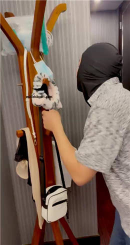 套路直播视频【KKS】猥琐男邻居来偷闻丝袜 JS23021301