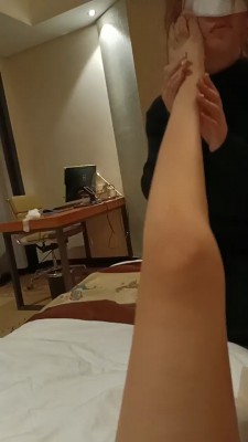 套路直播视频【宝宝S】可爱闺蜜跪下舔脚 bf24352