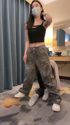 套路直播视频【筱月】精神小妹白棉袜踩踏/闻舔/口水 bf24652