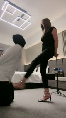 套路直播视频【万黛】手脚并用抽耳光/转胯/跪爬/高跟踩虐 bf24551