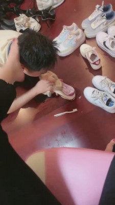 套路直播视频【桃幼幼】裸足臭脚踩地毯 bf24516